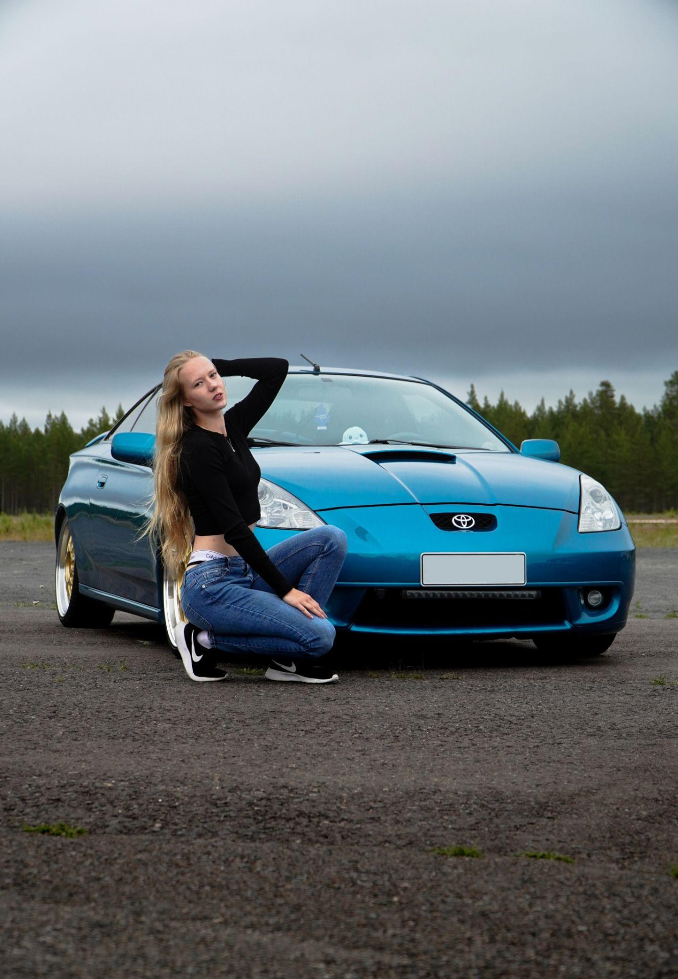 Jadelen Knös itse rakentamansa sinisen Toyota Celican vieressä