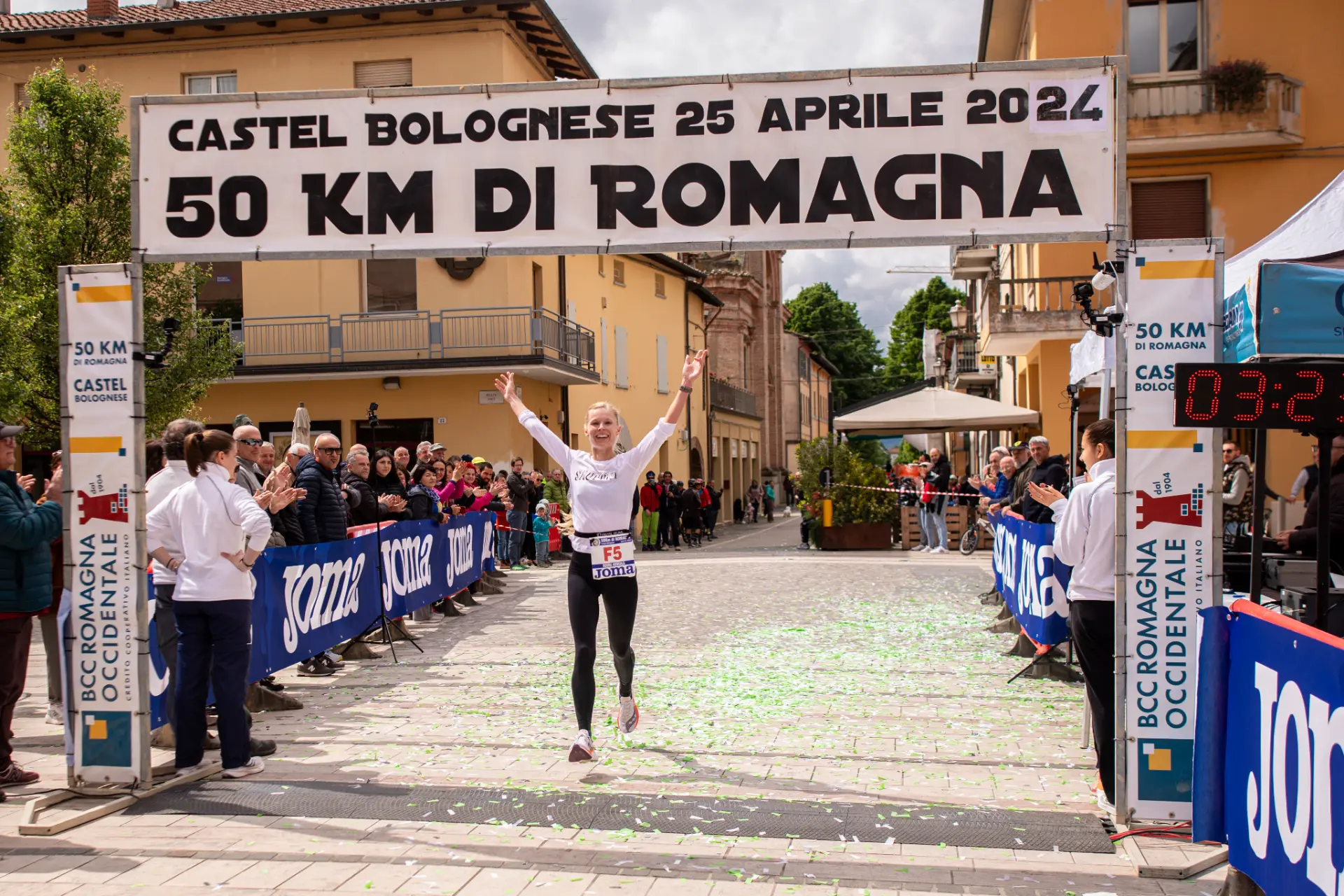 Noora Honkala maalissa kädet ylhäällä 50 km di Romagna -kilpailussa