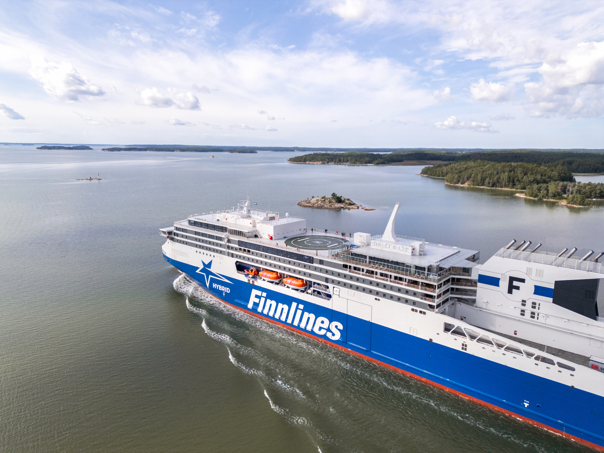 Finnlines' Finnsirius vessel in the archipelago